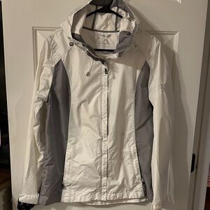 Zero Xposur windbreaker in white with gray sides, size medium. Zipper pockets